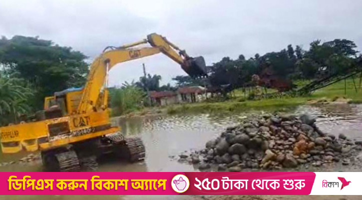 সিলেটে পুকুরে লুকিয়ে রাখা সাদা পাথর উদ্ধার